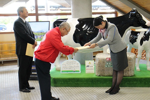 【共同募金】平成30年度赤い羽根「空の第一便」が届きました。 社会福祉法人 中標津町社会福祉協議会